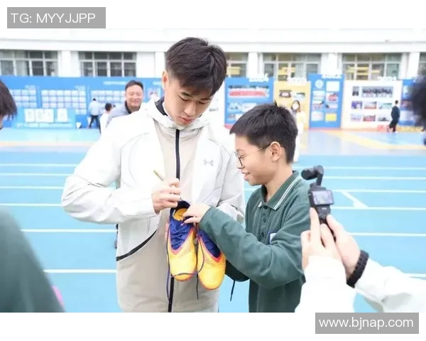 足球明星与小粉丝亲密互动温暖瞬间传递梦想与激情 足球明星与小粉丝亲密互动温暖瞬间传递梦想与激情